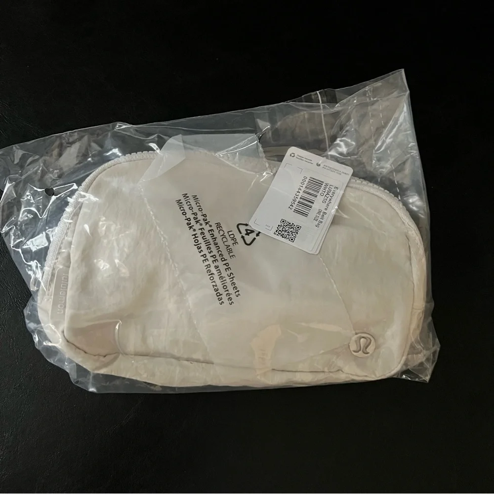 Lululemon Everywhere Belt Bag White Opal - Picture 7 of 8
